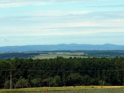 pohled na horu Hradiště (uprostřed)